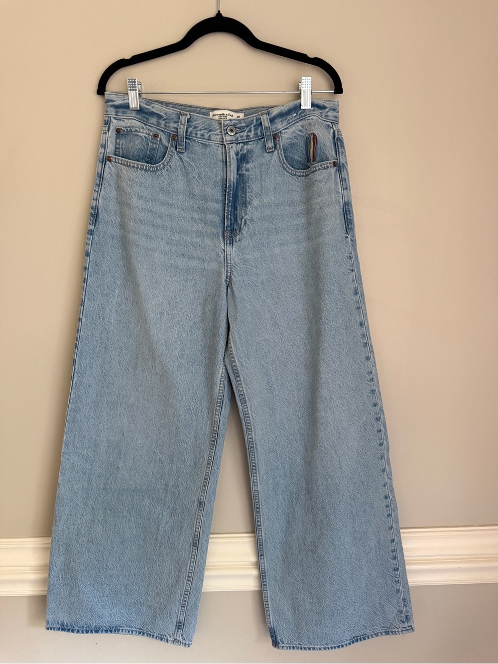 NWT Abercrombie & Fitch High Rise Wide Leg Women's Jeans, size 29 regular